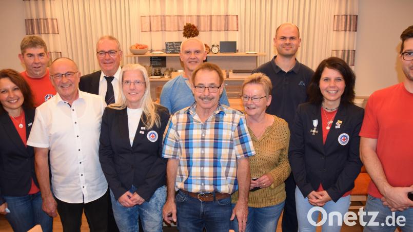 Auf bis zu 50 Jahre Mitgliedschaft blicken die Jubilare der Wasserwacht Königstein zurück. Von links Vorsitzende Tanja Knahn, Walter Neuberger, Helmut Nübler, Gerhard Fischer, Maria Mooshammer, Hans Scheibeck, Walter und Edeltraud Himmer, Hermann Rumpler, Linda und Christian Hirsch. Bild: wku