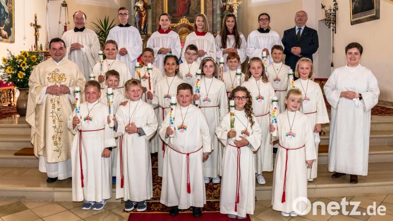 15 Kommunionkinder aus der Pfarreiengemeinschaft traten in der St. Bartholomäus-Kirche in Hohenthan das erste Mal an den Tisch des Herrn. Bild: wms