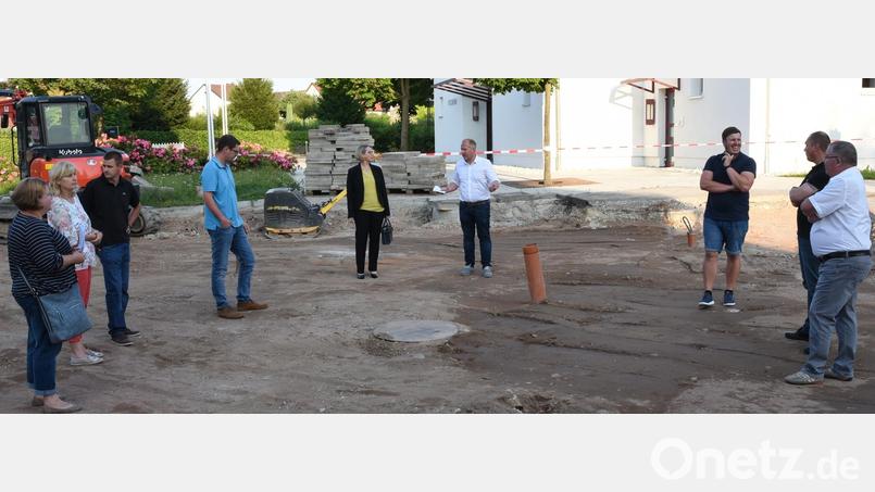 Am Bischof-Rosner-Platz in Schnaittenbach ist die Neugestaltung im Endspurt. Davon macht sich der CSU-Vorstand vor Ort ein Bild. Bild: nag