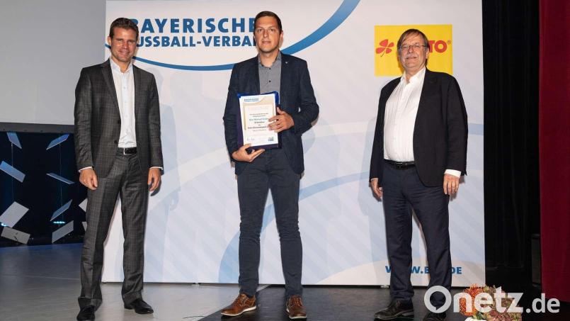 Fifa-Schiedsrichter Felix Brych, Ehrenamtspreisträger Manuel Enders (SF Kondrau) und BFV-Präsident Rainer Koch (von links) beim Erinnerungsbild. Bild: Eibner Pressefoto / Heike Feiner