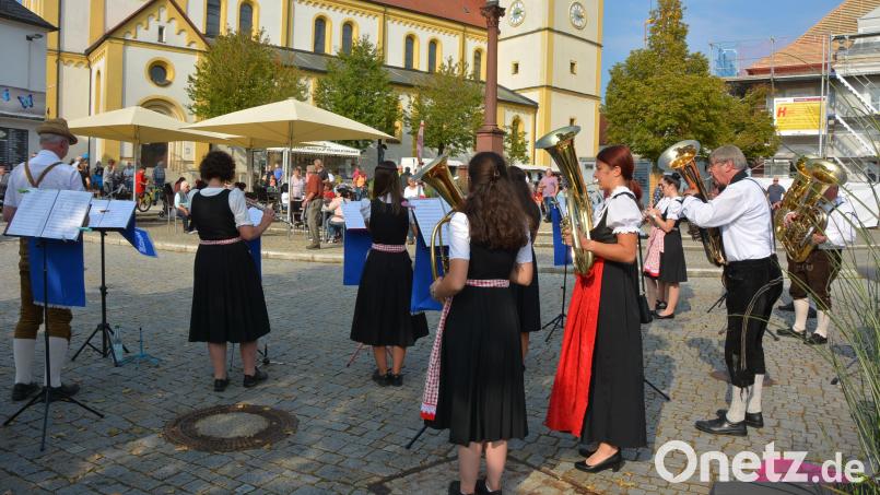 Höhepunkt des Markttages war am Sonntagnachmittag ein gut halbstündiges Standkonzert der Mitterteicher Stadtkapelle am Unteren Marktplatz. Bild: jr
