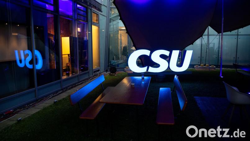 Das Logo der CSU leuchtet bei einer Wahlparty im Innenhof der Parteizentrale. Bild: Sven Hoppe/dpa