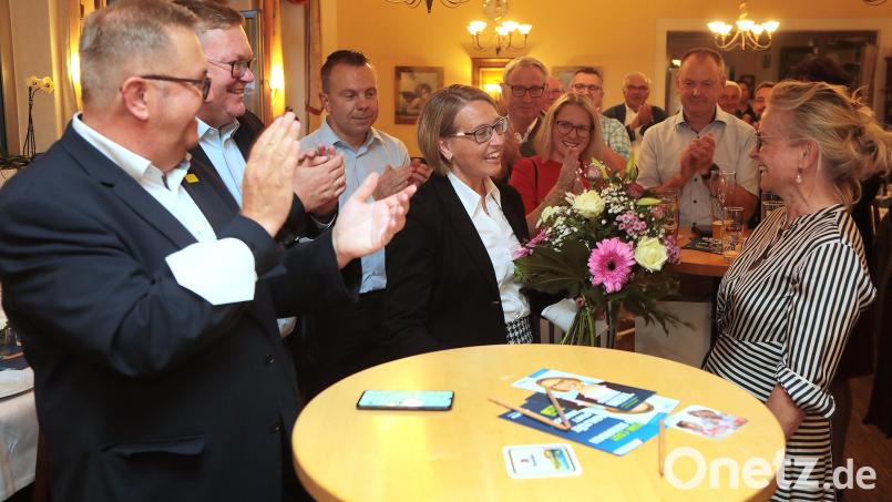 Applaus und Blumen für Susanne Hierl (Mitte), die als Nachfolgerin von Alois Karl das Direktmandat im Bundestagswahlkreis Amberg-Neumarkt wieder für die CSU gewonnen hat. Hierl verbrachte den ersten Teil des Wahlabends in Amberg, wo die CSU in der Alten Kaserne ihre Wahlparty abhielt. Bild: Wolfgang Steinbacher