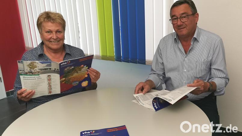 Vorsitzender Michael Hösl freut sich, dass ihn Erna Koller künftig bei der Programmgestaltung für das Volksbildungswerk Oberviechtach-Schönsee unterstützt. Das neue Heft für Herbst/Winter liegt ab sofort auf. Bild: Portner