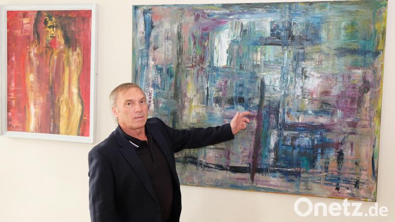 Die Wahrheit in Bildern finden, heißt das Motto des Schlammersdorfer Künstlers Rolf Heitzer. Gastronom Matthias Schubert stellt für die Ausstellung das Foyer des Hotels Rußweiher zur Verfügung. Bild: do