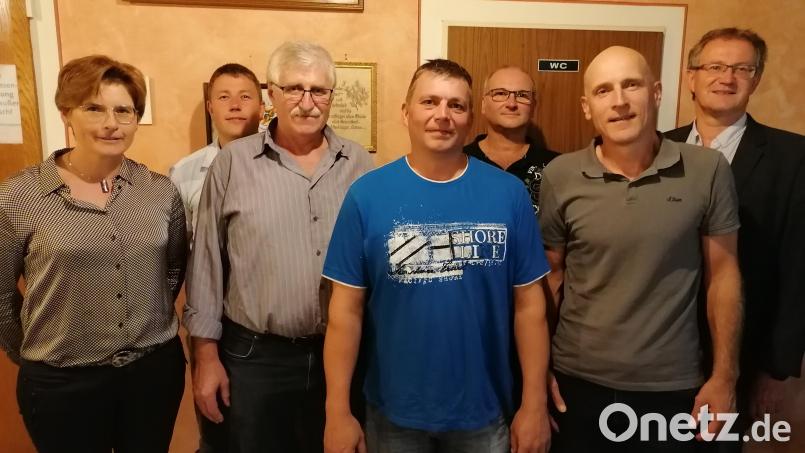 Die Jagdgenossenschaft Unterauerbach führt Siegfried Held (Zweiter von rechts) als Jagdvorsteher an. Pandemiebedingt war Bürgermeister Franz Grabinger (rechts) kurzzeitig zum Notjagdvorstand bestellt worden. Bild: ga