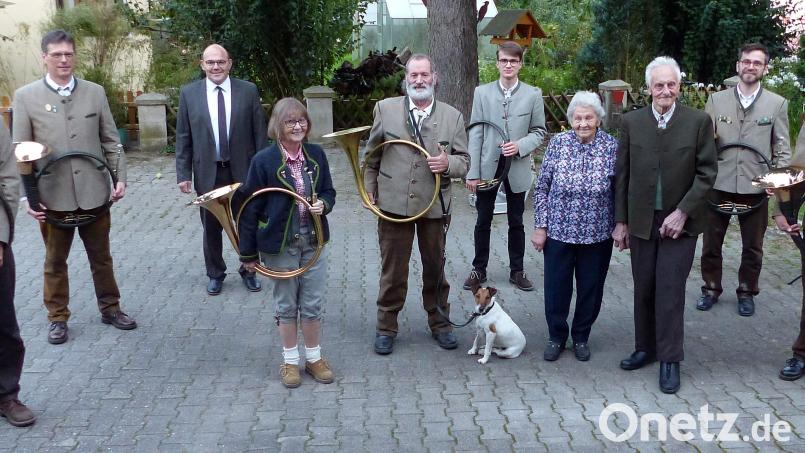 Johann Geigenmüller (mit Frau Anna Maria) feiert 95. Geburtstag. Dem ältesten männlichen Bürger gratuliert auch Bürgermeister Johannes Schmid (Dritter von links). Einen besonderen Geburtstagsgruß übermitteln die Jagdhornbläser unter Leitung von Andreas Karl (Zweiter von rechts). Bild: lgc