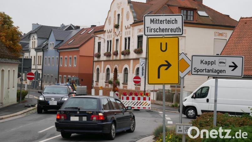 Seit Montag wird der auf der Bundesstraße B 299 in Waldsassen stadteinwärts fließende Verkehr aus Richtung des Grenzübergangs über die Münchenreuther Straße und die provisorische Fahrspur auf dem ehemaligen Bahndamm in die Liststraße bzw. Baumeister-Emil-Engel-Straße umgeleitet. Bild: hmr