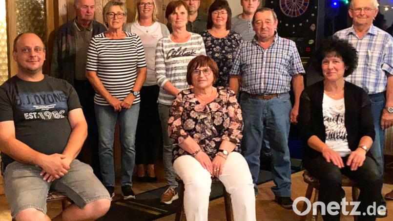 Zur neuen Vorstandschaft des OWV Pfrentsch gehören (von links) Andreas Neuber, Gerhard Krämer, Ingrid Keim, Eva-Maria Procher, Lydia Bauriedl, Edeltraud Eschenbecher, Christine Bauriedl, Patrick Neuber, Josef Bauriedl, Conny Hanauer. und Josef Neuber. Bild: fjo