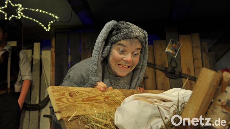 Schauspielerin und Regisseurin Doris Hoffmann (im Bild als Mitwirkende in einem Krippenspiel) ist Theaterpädagogin und hat als Leiterin Junges LTO viel Erfahrung mit der Betreuung von Kindern und Jugendlichen auf der Bühne. Bild:  Landestheater Oberpfalz