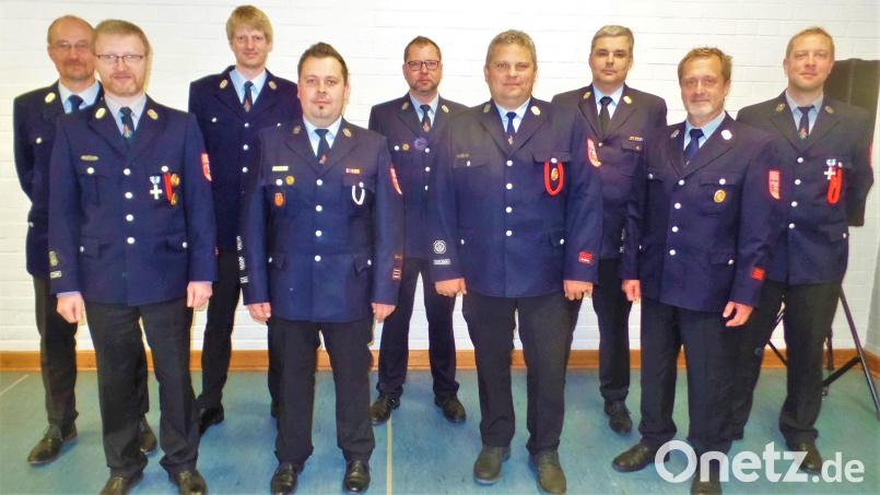 Sie alle wurden von Feuerwehrvorsitzendem Josef Fischer (links) für lange Dienstzeit geehrt, befördert sowie mit Funktionsabzeichen bedacht. Walter Fischer (30 Jahre aktiv), Michael Scheuerer (Abzeichen für bestandene Atemschutzprüfung), Kommandant Matthias List (Abzeichen), Dominik Zwack (20 Jahre), Johannes Kummer (zum Oberlöschmeister befördert), Kreisbrandinspektor Wolfgang Schwarz (40 Jahre), Stefan Heumann (25 Jahre) und Roland Dobmeier (30 Jahre). Von links. Bild: jml