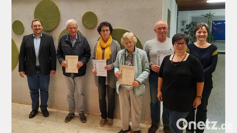 Ehrungen beim Obst- und Gartenbauverein Waldershof: Im Bild von links Zweiter Bürgermeister Mario Rabenbauer, Josef Schraml, Marlene Zimmerer, Elfriede Haensel, Hans Zaus, Vorsitzende Doris Deubzer und Kreisfachberaterin Manuela Pappenberger. Bild: OGV Waldershof/exb