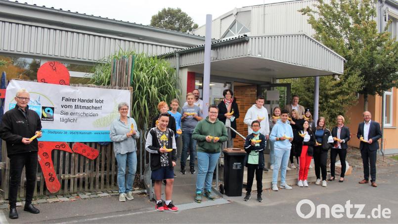 Jede Menge Bananen aus fairem Anbau gab es in Kemnath. Alfred Kick und Heidrun Schelzke-Deubzer (von links) von der Fairtrade-Steuerungsgruppe hatten die Aktion organisiert. Bild: stg
