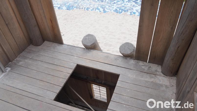 Nicht unbedingt die ideale Lösung, meint Michael Rüth, der die Bedenken der Eltern zum neuen Spielturm weitergab. Klettern die Kinder außen über die Seil-Leiter in den Turm, haben sie direkt vor sich eine Öffnung im Boden. Bild: ws