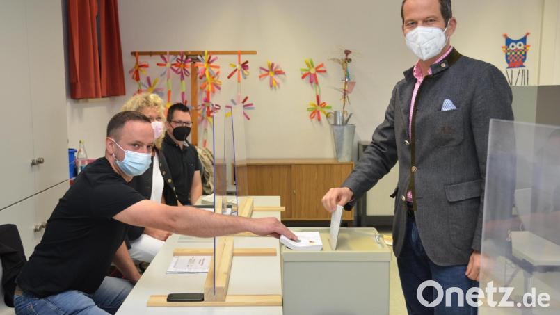 An der Urne in Waldthurn hat Albert Rupprecht (CSU) noch gut lachen. Bild: doj
