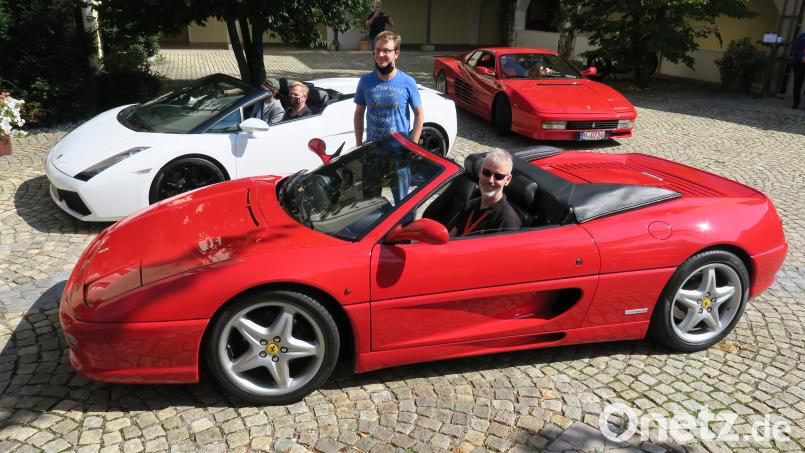 Sportwagenfahrer Alexander Heckel (vorne) und seine Kollegen ließen die Jugendlichen aus dem Haus des Guten Hirten in ihren Fahrzeugen Platz nehmen und machten mit ihnen eine "Spritztour" rund um Schwandorf. Bild: Hirsch