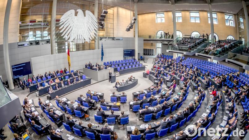 Die Übersicht zeigt den Plenarsaal während einer Sitzung des Deutschen Bundestages. Archivbild: Michael Kappeler