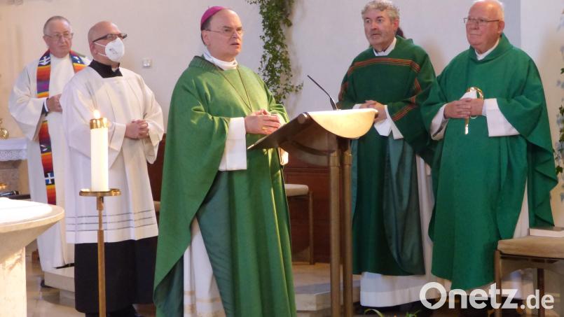 Der Augsburger Diözesanbischof Dr. Bertram Meier, einer der engsten Mitarbeiter Schwemmers, ist Hauptzelebrant des Gedenkgottesdienstes, zusammen mit weiteren acht Geistlichen. Bild: mng
