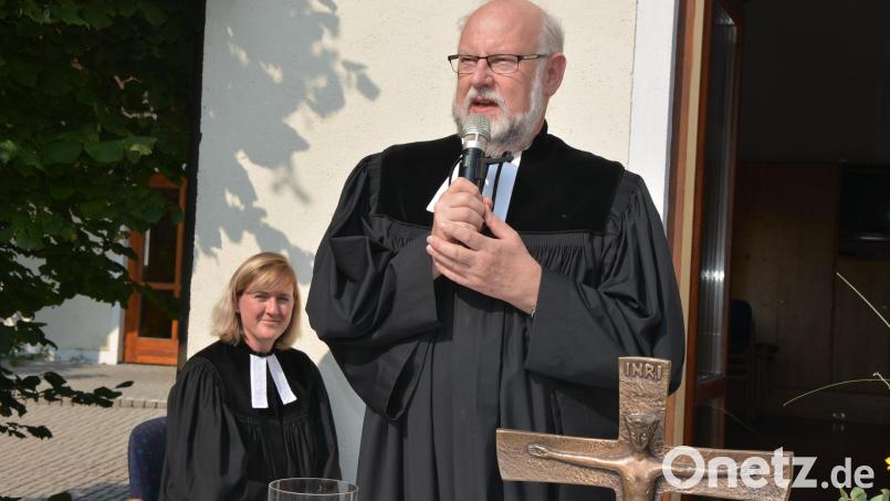Pfarrer Martin Schlenk und Pfarrerin Stefanie Schön feierten den Freiluftgottesdienst am Stiftlandtag der Evangelischen Kirchengemeinden. Bild: jr