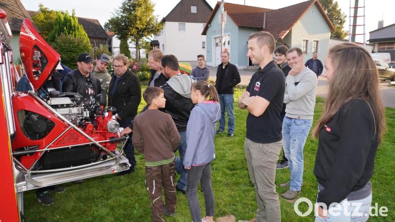 Interessiert inspizieren die tschechischen Gäste der Feuerwehr Hostau den neuen Spielberger Feuerwehranhänger - auch das freundschaftliche Miteinander kommt dabei nicht zu kurz. Bild: fvo