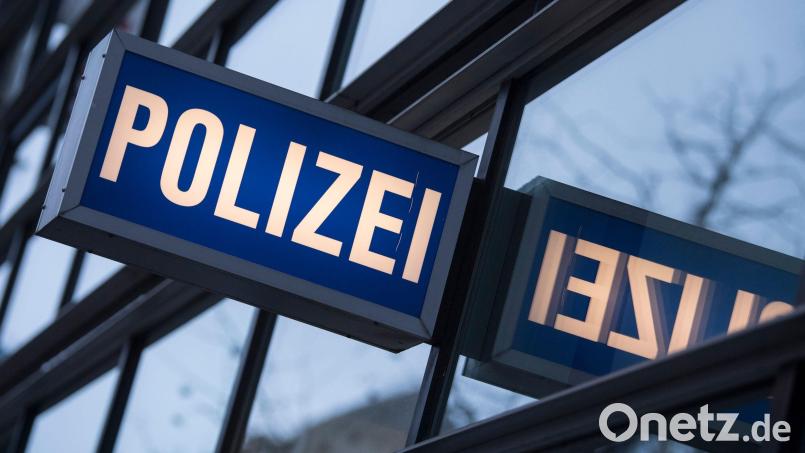 Der Schriftzug &quot;Polizei&quot; an einem Polizeirevier. Symbolbild: Boris Roessler/dpa
