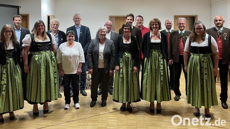 Die Jugendblaskapelle zeichnete treue Mitglieder aus (von links): Verena Schleicher, Dekan Michael Hoch, Eva-Maria Mang, Karl Lindner, Theresia Plank, Günther Pronath, Betty Langer, Bezirksvorsitzender Gerhard Engel, Karin Grube, Lukas Heldmann, Bürgermeister Christian Ziegler, Franziska Meier, Josef Scheibl, Konrad Schleicher, Daniela Lippert und Vorsitzender Hubert Schleicher. Bild: Markus Breitschafter/exb