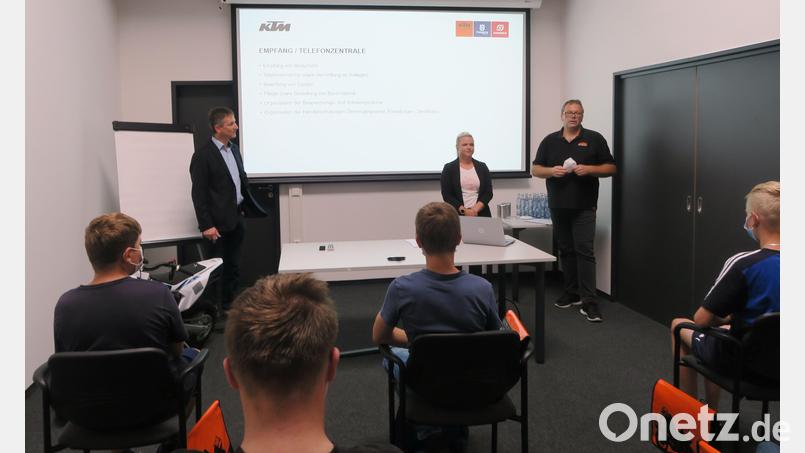 Bürgermeister Albert Geitner bedankt sich bei den Jugendlichen für ihr Interesse und bei Susann Ulbrich und Alwin Otto (von links) von KTM für die Vorstellung der Ausbildungsberufe. Bild: Verena Sägenschnitter/exb