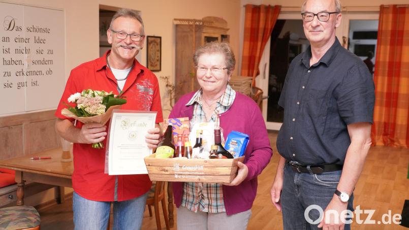 Erna Gollwitzer wird vom neuen Siedler - Vorsitzenden Ludwig Eger (links) und Siedler-Kassier Johann Gollwitzer nach 13 Jahren intensiver Tätigkeit für die Siedlergemeinschaft in den &quot;Frauenbeauftragten - Ruhestand&quot; verabschiedet. Bild: fvo