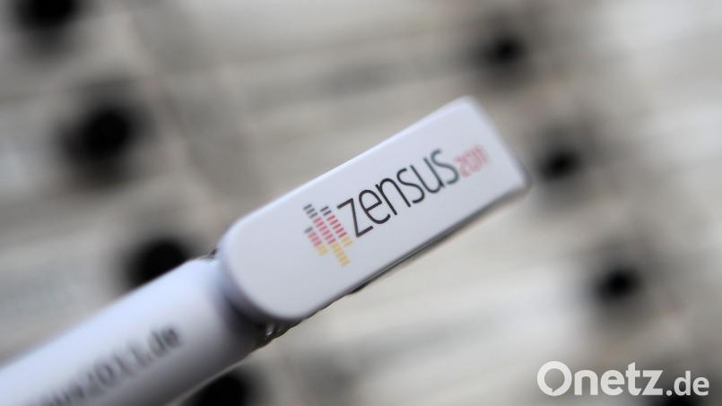Ein Kugelschreiber mit der Aufschrift &quot;Zensus&quot; . Seit 6. September werden vom Bayerischen Landesamt für Statistik Fragebögen für eine stichprobenartige Befragung von Haus- und Wohnungseigentümern versandt. Symbolbild: Fredrik Von Erichsen/dpa