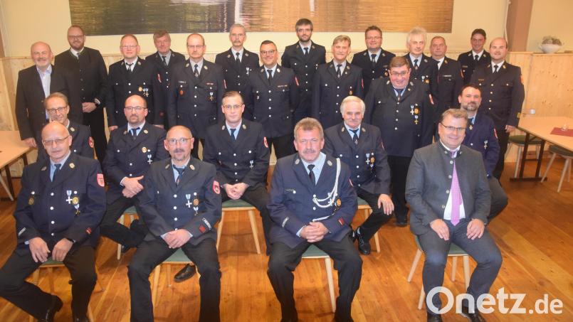 Landrat Andreas Meier (hinten, Zweiter von links), Bürgermeister Karlheinz Budnik (vorne, rechts) und Kreisbrandrat Marco Saller (hinten, rechts) überreichten die Feuerwehrehrenzeichen des Freistaates. Bild: fz