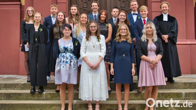 Mit 16 Jugendlichen konnte Pfarrer Bernd Schindler (rechts) Konfirmation im Kreis ihrer Familie feiern. Bild: ads