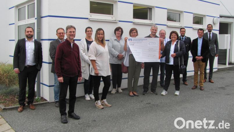 Geschäftsstellenleiter Daniel Dörfler (links) und Regionalmarktleiter Gerhad Röbl (rechts) übergaben 4.500 Euro aus dem Erlös des Gewinnsparens. Bild: sei