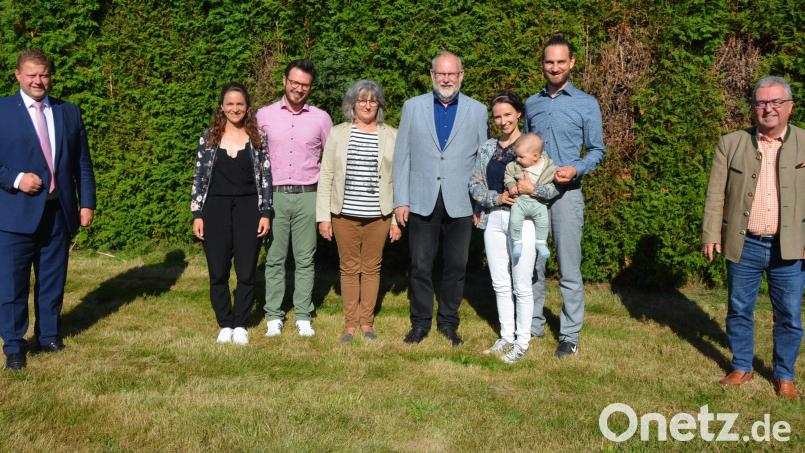 Pfarrer Martin Schlenk (Mitte) freute über viele Glückwünsche zum 65. Geburtstag. Es gratulierten neben der Familie mit Schwiegersohn David, Tochter Ricarda und Enkelin Yara, Ehefrau Christine, Sohn Simon und Lara (von rechts) auch die Bürgermeister Toni Dutz (rechts) und Stefan Grillmeier (links). Bild: jr