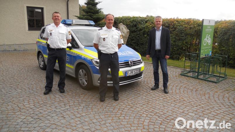 Bürgermeister Thomas Meiler (von rechts) begrüßt den neuen Flossenbürger Dorfpolizisten Hauptkommissar Markus Achatz zusammen mit dessen Inspektionsleiter, erstem Hauptkommissar Herrmann Weiß. Bild: jba
