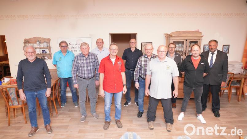 Die Waldthurner Siedler stellen sich mit Ludwig Eger (Fünfter von links) und Stefan Gollwitzer (Vierter von rechts) in der Führungsspitze neu auf. Bild: fvo