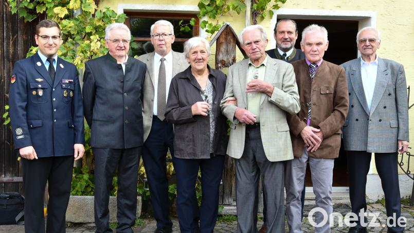 Viele Gäste gratulierten dem Jubilar Johann Hierl (Vierter von rechts) zu seinem 90. Geburtstag. Darunter der Erste Bürgermeister der Stadt Nabburg, Frank Zeitler (Dritter von rechts), sowie Vereinsfreunde. Bild: Freya Stoeckl