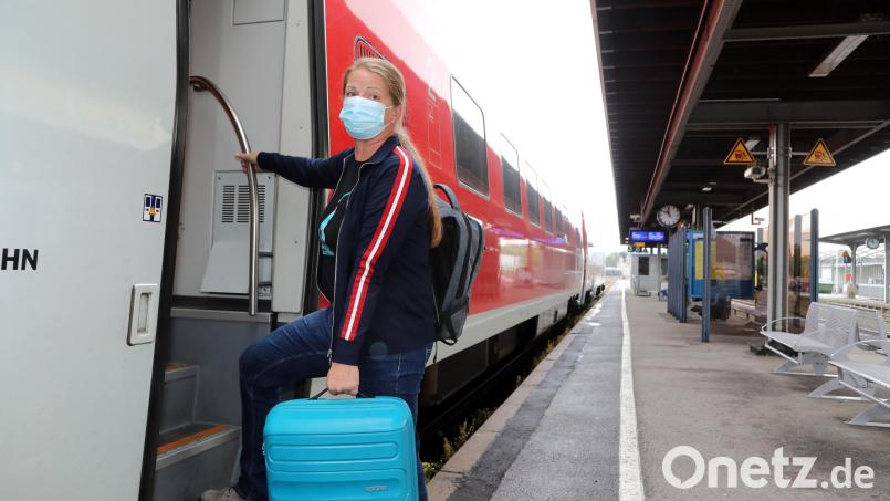 Tina Winklmann auf dem Weg in die Bundeshauptstadt. Nachdem sie am Montag gegen 5 Uhr früh endlich die erlösende Nachricht erhalten hatte, dass sie dem neuen Bundestag angehören wird, packte die 41-jährige Grünen-Politikerin aus Wackersdorf ihren Koffer. Gegen 11 Uhr ging es bereits per Zug von Schwandorf nach Berlin. Bild: Gerhard Götz