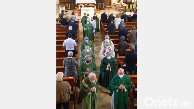 Aufgrund der aktuellen Lage kann nur eine begrenzte Personenzahl am Gedenkgottesdienst teilnehmen. Bischof Bertram segnet die Gläubigen beim Auszug. Bild: mng