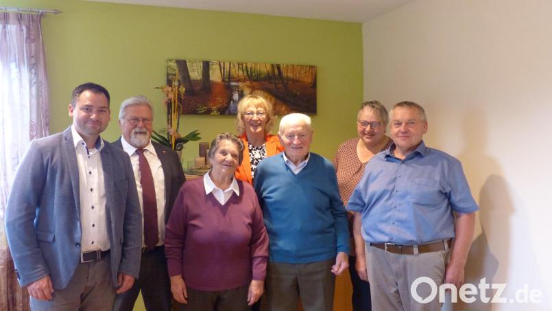 Hilde Kick feierte mit Ehemann Johann (Mitte) sowie von links Bürgermeister Sebastian Hartl, Pfarrer Arnold Pirner, Sigrid Ziegler, Schwiegertochter Klara Kick und Sohn Johann Kick 85. Geburtstag. Bild: hme