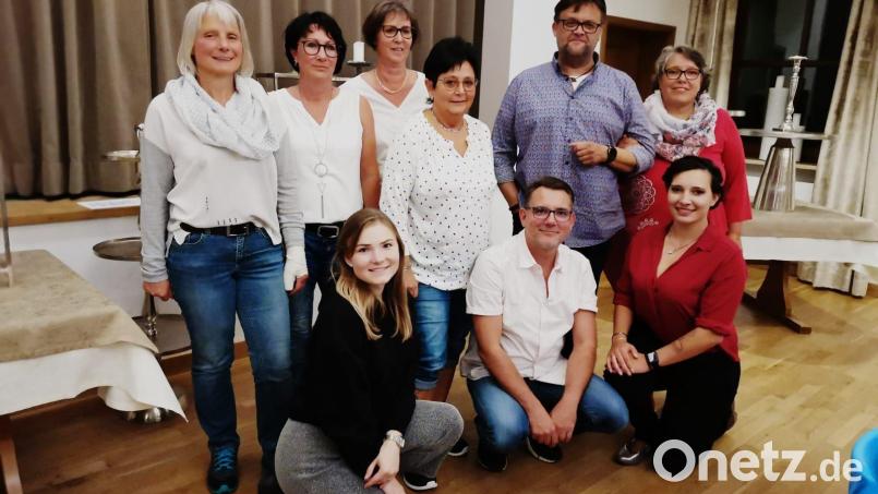 Das Vorstandsteam (von links): Marion Lindner, Gudrun Mitterer, Susanne Bachfischer, Andra Rath (Beisitzer), Peter Sommerer (Vorsitzender), Claudia Minks (Jugendwart) sowie (unten, von links): Anna Kodalle (Schriftführer), Jürgen Mitterer (Kassier), Jessica Kugel ( 2. Vorsitzende). Bild: Kodalle/exb