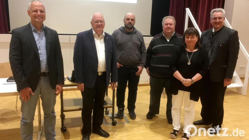 Dr. Robert Seitz, Leiter der sozialen Dienste im Caritasverband der Diözese (links) freute sich über die positiven Berichte und dankte Vorsitzendem Pfarrer Hannes Lorenz (rechts), Pflegedienstleiterin Kerstin Neidl (Zweite von rechts) und Geschäftsführer Gerhard Eilers (Zweiter von links) sowie Pfarrer Hans Spitzhirn (Dritter von links) und Simon Strehl (Dritter von rechts) für engagierte Arbeit. Bild: bph