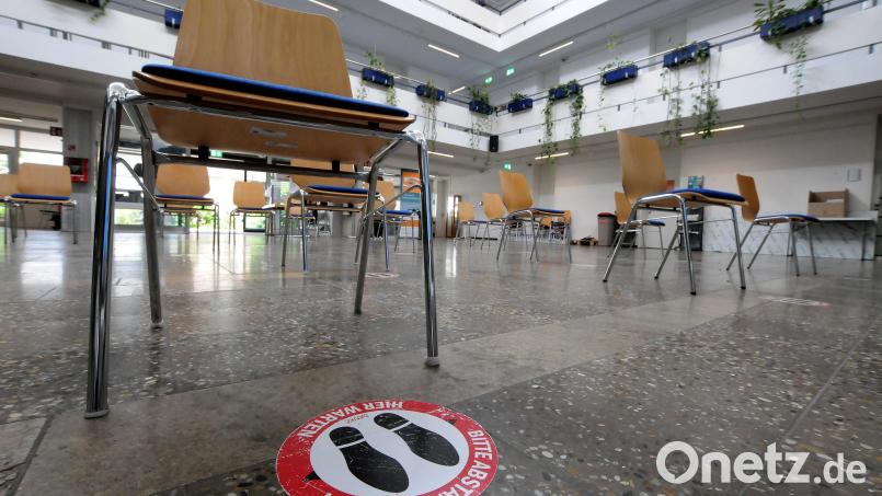Leere Impfzentren – hier das im LCC in Sulzbach-Rosenberg – sind jetzt seit längerem ein gewohntes Bild. Der Freistaat zieht nun die Konsequenzen, die in der Region zu einer Zusammenlegung der beiden Impfzentren führen. Archivbild: Stephan Huber