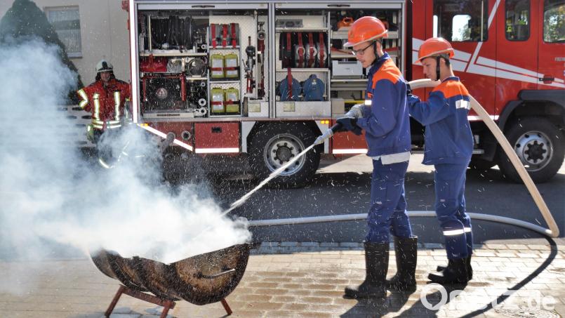 Die Jugendfeuerwehr demonstrierte einen Löschangriff. Bild: hcz