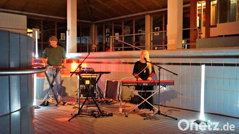 Alexandra Cumfe und Max von &quot;Her Tree&quot; setzten am Abend des Eröffnungstages Wald- und Naturgeräusche in ein Konzert mit elektronischen Beats um. Bild:  Kunstprojekt Badehaus Maiersreuth