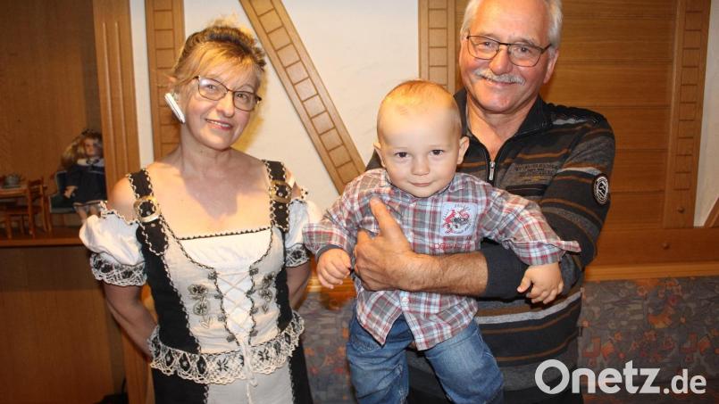 Vorsitzender Hans-Jürgen Enders (rechts) mit den neuen Trachtlern Max Enders und Valeria Pausch. Bild: soj