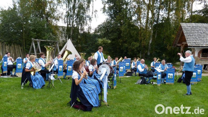 Die Stadtkapelle Bärnau übernahm den zweiten Teil des musikalischen Nachmittags. Es war der Abschluss der Freiluft-Konzertsaison. Bild: Dietmar Völkl/exb