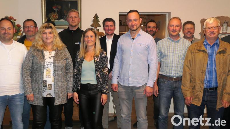 Die neue Vorstandschaft des CSU-Ortsverband Waldthurn mit Vorsitzenden Georg Stahl (vorne Mitte) aus Frankenrieth an der Spitze. Bild: fvo