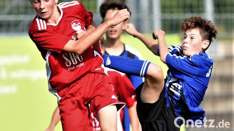 Lukas Merkel (rechts) geht mit hohem Bein in den Zweikampf. Die C-Junioren der SpVgg SV Weiden kassierten gegen den FC Coburg eine 1:3-Heimniederlage. Bild: Büttner, Gerhard