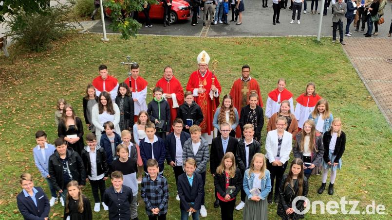 Weihbischof Josef Graf spendete knapp 40 jungen Christen das heilige Sakrament der Firmung. Dank der Anwendung der 3G-Regel war die Herz-Jesu-Pfarrkirche erstmals seit Pandemiebeginn wieder sehr gut besucht. Bild: mez