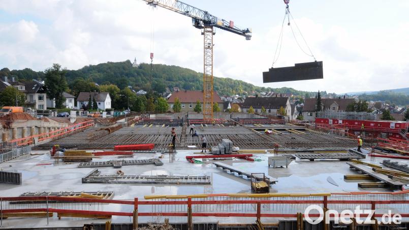 Bei den im Bau befindlichen Oberpfalz-Arkaden in Sulzbach-Rosenberg hat es erneut einen Besitzerwechsel gegeben. Der Zeitplan zur Fertigstellung werde davon nach Angaben des Verkäufers nicht beeinträchtigt. Bild: Stephan Huber